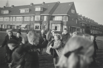 351724 Afbeelding van enkele spelende leerlingen van de Bilderdijkschool (Regentesselaan 70) te Maartensdijk. Op de ...